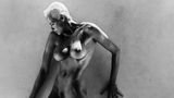 Heute, nach vielen im TV gezeigten Schönheitseingriffen und gleich zwei Teilnahmen am Dschungelcamp, hat man es beinahe vergessen. Aber in den 80er Jahren war die Schauspielerin Brigitte Nielsen ein weltweit bekanntes Sexsymbol. Gorman inszenierte 1988 den durchtrainierten Körper, als handele es sich bei der Dänin um eine antike Statue.