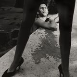 Es dauerte ein paar Jahre, bis die Karriere des Kevin Costner richtig in Gang kam. Er galt zunächst als langweilig und etwas zu glatt. Ob dieses Foto von 1988, auf dem der Schauspieler einer langbeinigen Frau hinterherspuckt, an seinem Image etwas geändert hat? Danach ging seine Karriere jedenfalls richtig ab.