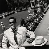 Dass er diesen Staat eines Tages als Gouverneur regieren wird - das hat damals niemand ahnen können, als Gorman 1986 Arnold Schwarzenegger fotografierte. Der Bodybuilder und Schauspieler präsentierte sich protzig mit dicker Zigarre und scheint so gar nicht in diesen prunkvollen Garten zu passen. Bilder können täuschen.