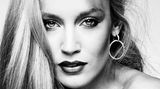 1977 war für Jerry Hall ein Jahr des Übergangs: Sie trennte sich von Roxy-Music-Sänger Bryan Ferry und lief über zu Mick Jagger, dem Frontmann der Rolling Stones. Ein Jahr später posierte das Model für Greg Gorman - und niemand fragte mehr, wie diese Frau zwei der größten Rockstars des Planeten wuschig machen konnte.