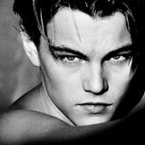 1994 fotografierte Greg Gorman einen damals gerade 19-jährigen Schauspieler namens Leonardo DiCaprio. Der wird kurz darauf mit Filmen wie "Romeo + Julia" und "Titanic" zum Weltstar. Gorman inszenierte ihn als jugendlichen Posterboy, der in seinem entschlossenen Blick andeutet, dass er noch Großes vorhat.  Der Fotograf Greg Gorman wurde 1949 in Kansas geboren. Seine Porträts von Hollywood-Stars machten ihn berühmt. Zahlreiche Magazine druckten seine Bilder, darunter "Life", "Esquire", "GQ", "Vogue", "Rolling Stone", "Time" und "Vanity Fair". 