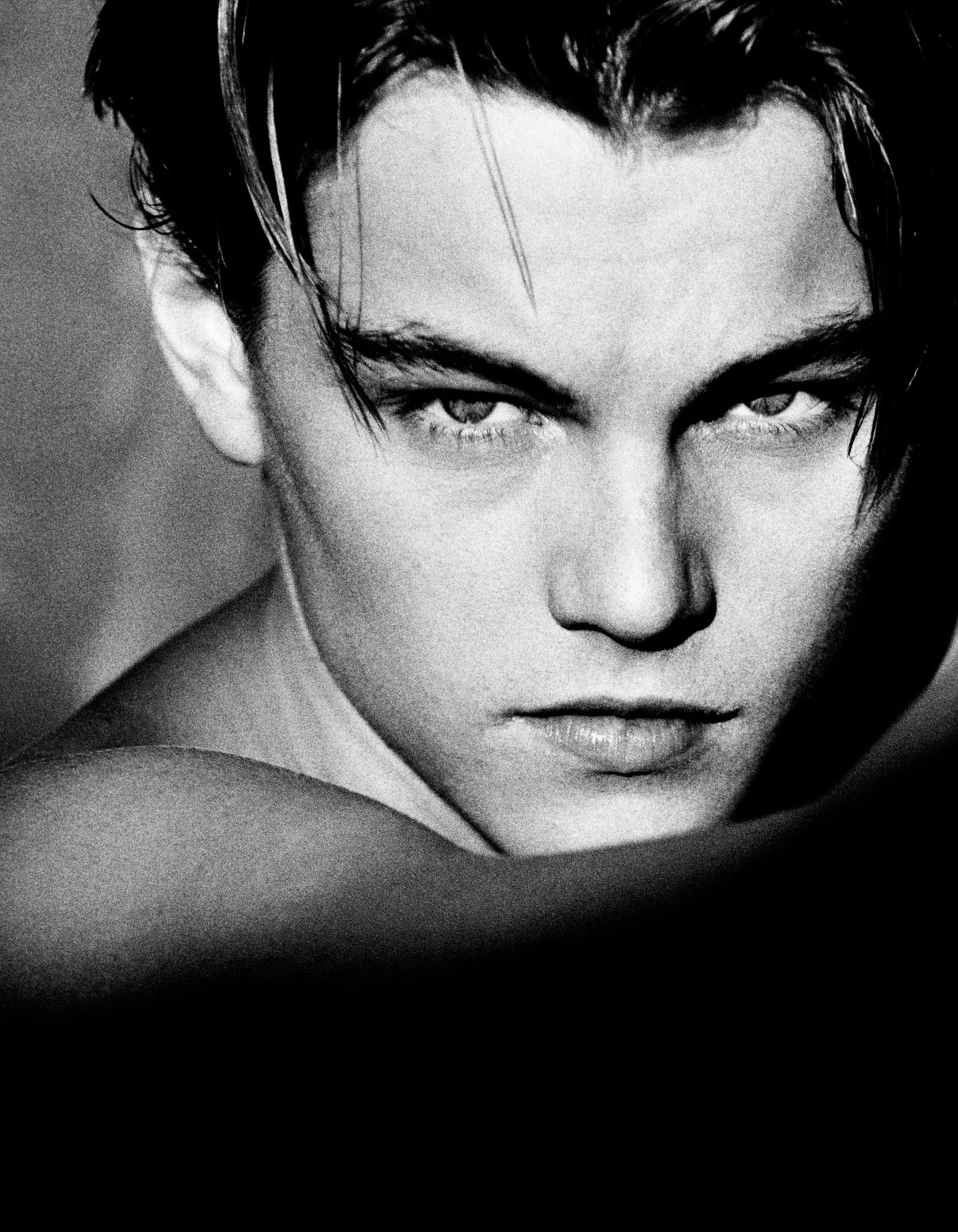 1994 fotografierte Greg Gorman einen damals gerade 19-jährigen Schauspieler namens Leonardo DiCaprio. Der wird kurz darauf mit Filmen wie "Romeo + Julia" und "Titanic" zum Weltstar. Gorman inszenierte ihn als jugendlichen Posterboy, der in seinem entschlossenen Blick andeutet, dass er noch Großes vorhat.  Der Fotograf Greg Gorman wurde 1949 in Kansas geboren. Seine Porträts von Hollywood-Stars machten ihn berühmt. Zahlreiche Magazine druckten seine Bilder, darunter "Life", "Esquire", "GQ", "Vogue", "Rolling Stone", "Time" und "Vanity Fair". 