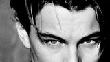 1994 fotografierte Greg Gorman einen damals gerade 19-jährigen Schauspieler namens Leonardo DiCaprio. Der wird kurz darauf mit Filmen wie "Romeo + Julia" und "Titanic" zum Weltstar. Gorman inszenierte ihn als jugendlichen Posterboy, der in seinem entschlossenen Blick andeutet, dass er noch Großes vorhat.  Der Fotograf Greg Gorman wurde 1949 in Kansas geboren. Seine Porträts von Hollywood-Stars machten ihn berühmt. Zahlreiche Magazine druckten seine Bilder, darunter "Life", "Esquire", "GQ", "Vogue", "Rolling Stone", "Time" und "Vanity Fair". 