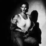 In den 60er und 70er Jahren war Raquel Welch eines der großen Sexsymbole des Kinos. Als Greg Gorman die Schauspielerin 1991 in Los Angeles vor die Linse bekam, war ihre große Karriere zwar schon vorbei, doch die damals 51-Jährige bewies, dass sie immer noch wahnsinnig sexy war.