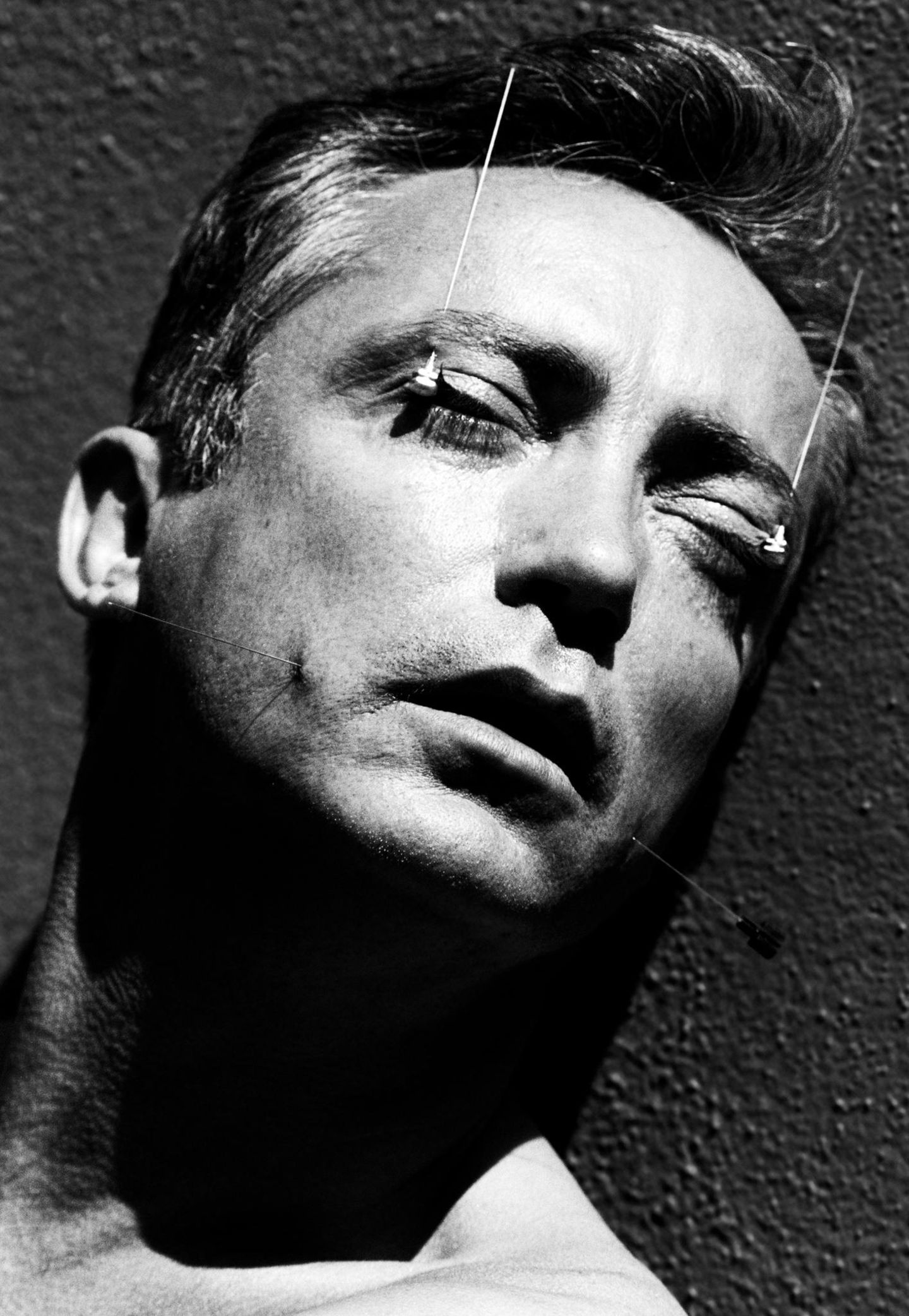 Udo Kier gehört zu den wenigen Deutschen, die es in Hollywood geschafft haben. Es waren vor allem die unkonventionellen Typen, die er spielte. Kein Wunder, dass auch das Fotoshooting mit Greg Gorman 1993 etwas anders war als üblich.
