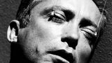 Udo Kier gehört zu den wenigen Deutschen, die es in Hollywood geschafft haben. Es waren vor allem die unkonventionellen Typen, die er spielte. Kein Wunder, dass auch das Fotoshooting mit Greg Gorman 1993 etwas anders war als üblich.