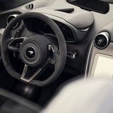 Das Cockpit entspricht dem des Coupés, bis auf die Verdeckschalter