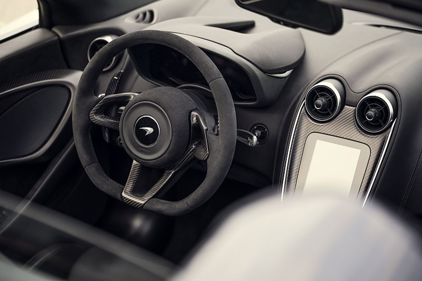 Das Cockpit entspricht dem des Coupés, bis auf die Verdeckschalter