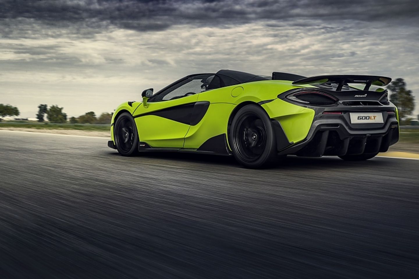 Wie das Coupé generiert der McLaren 600LT Spider bei 250 km/h 100 Kilogramm Abtrieb