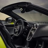 Der McLaren 600LT Spider kommt aufgrund des Carbon-Moncoques ohne zusätzliche Verstrebungen aus