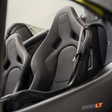 Die Schalensitze bieten den nötigen Seitenhalt