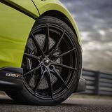 Die Carbon-Keramikbremsen sind exakt zu dosieren