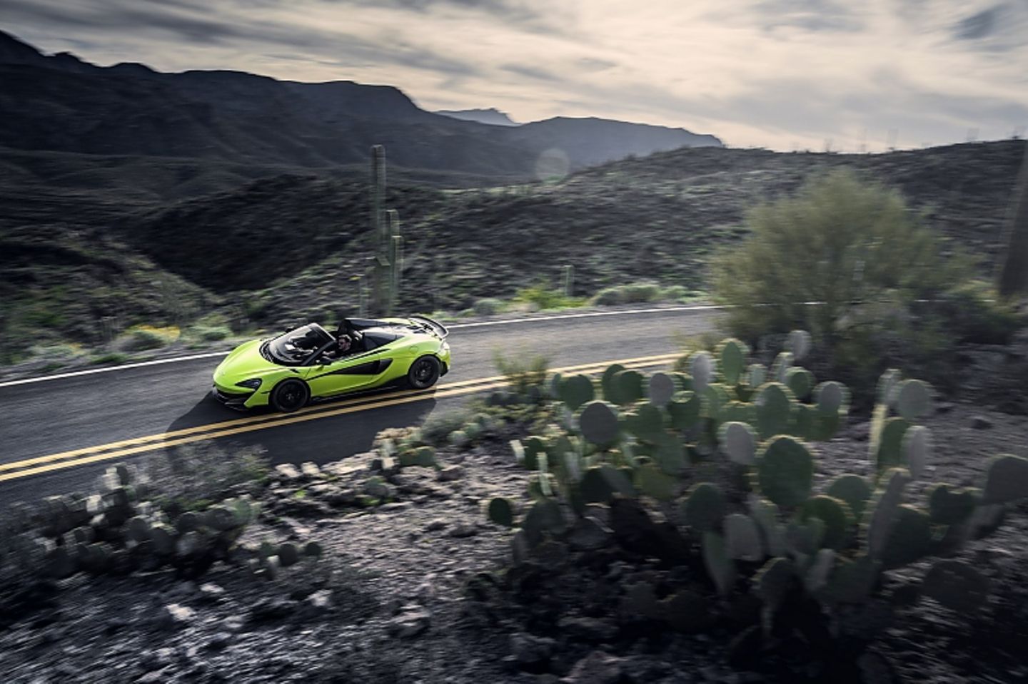 Mit einem Leergewicht von 1.297 Kilogramm ist der 600 LT Spider nur 50 Kilogramm schwerer als das Coupé