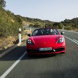 Das Sportfahrwerk lässt die Karosserie 20 Millimeter tiefer über den Asphalt flitzen