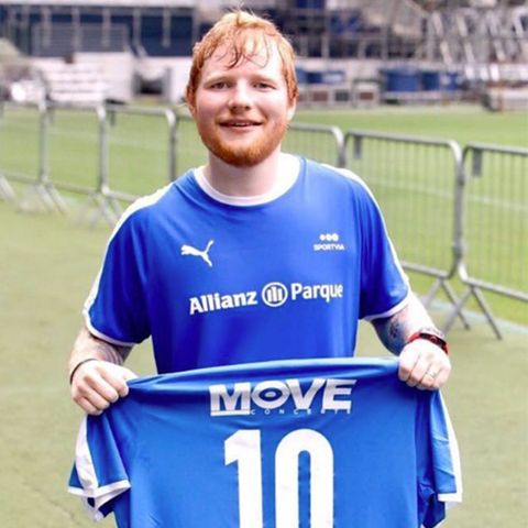 Ed Sheeran durfte bei den brasilianischen Profis mitspielen.
