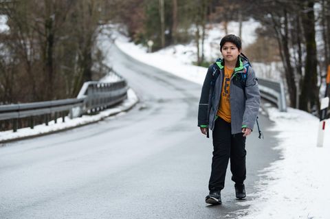Marc auf seinem Schulweg: Wegen der Gefahren auf der kurvigen Landstraße darf er künftig das ganze Jahr über mit dem Taxi fahren