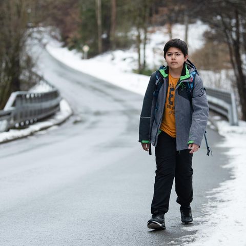 Marc auf seinem Schulweg: Wegen der Gefahren auf der kurvigen Landstraße darf er künftig das ganze Jahr über mit dem Taxi fahren
