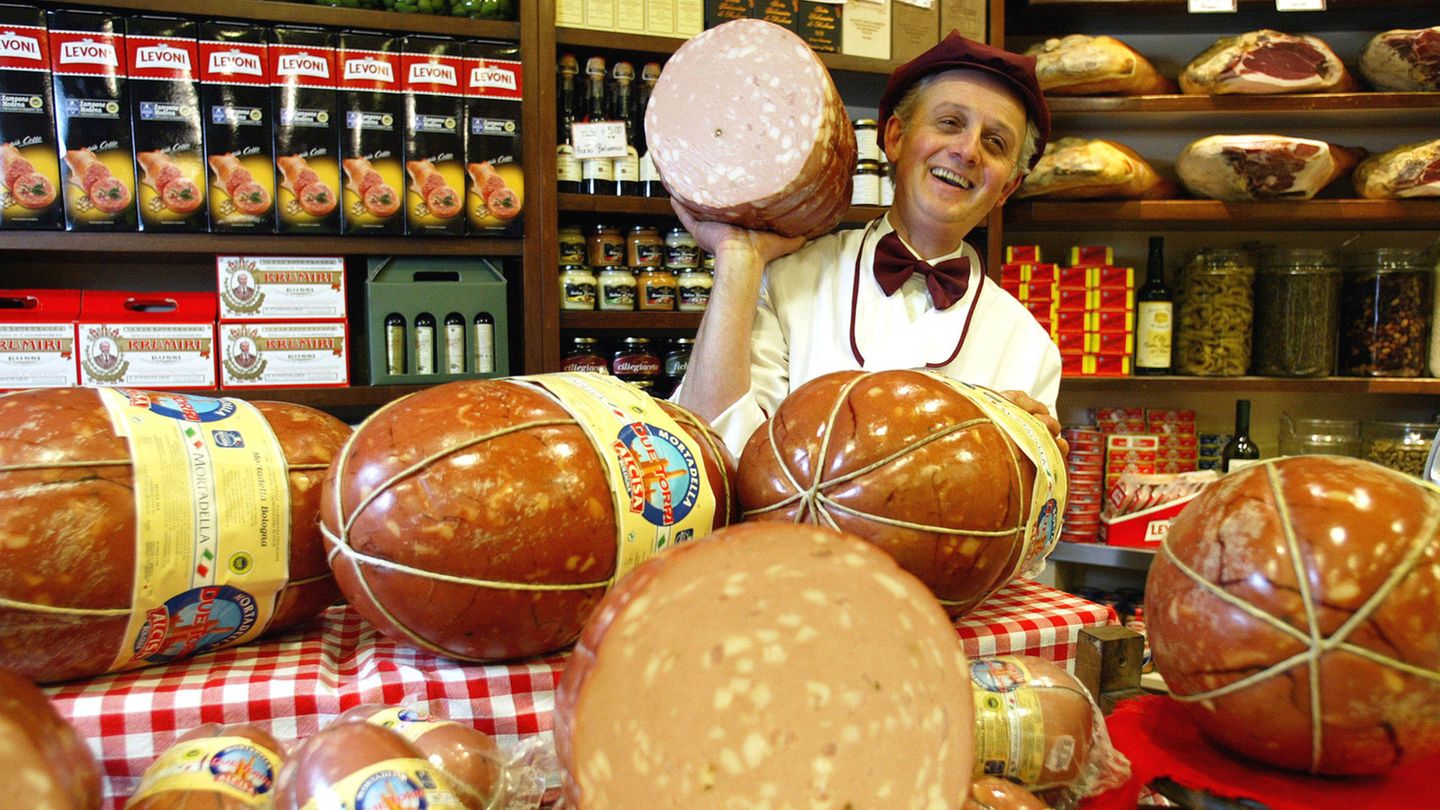 Spezialität in Bologna: Mortadella im Laden Bruno e Franco
