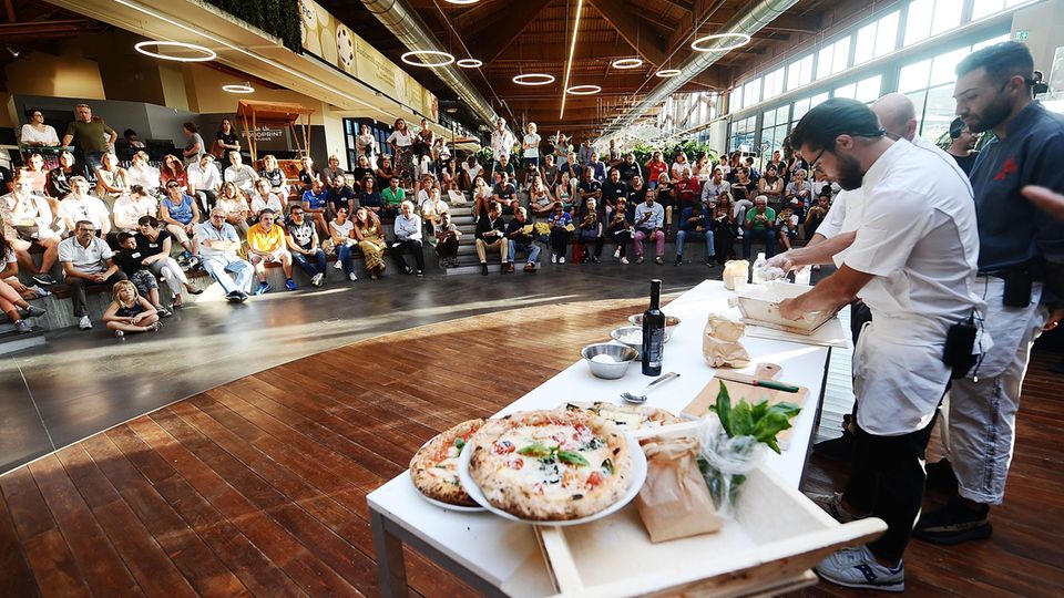 In der Emilia-Romagna: Kochen vor vielen Zuschauern: Beim "Festival della Pizza e Mozzarella" im Agri-Food Park Fico Kochen vor vielen Zuschauern: Beim "Festival della Pizza e Mozzarella" im Agri-Food Park Fico