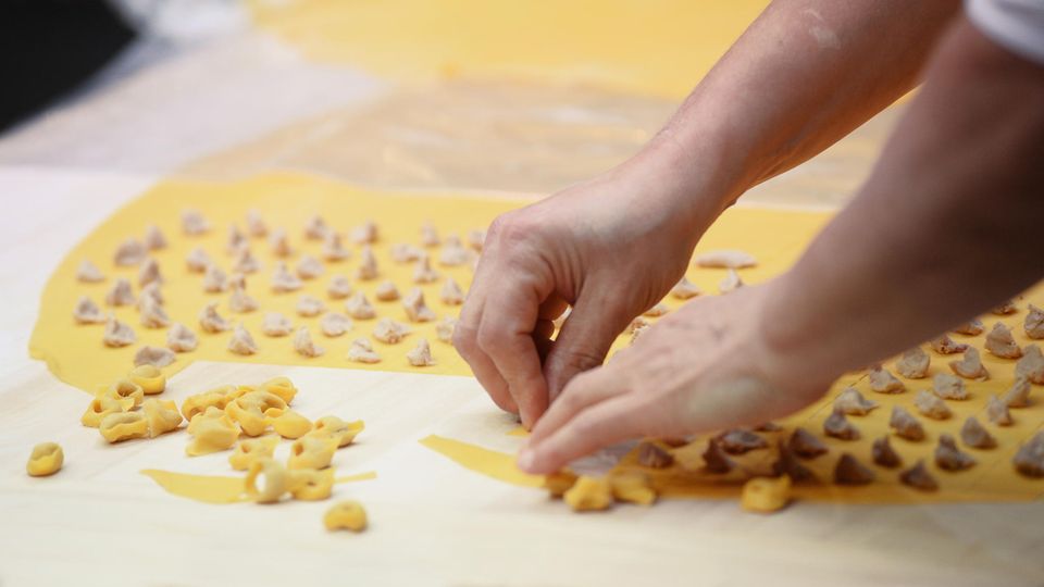 In der Emilia-Romagna: So werden Tortellini von Hand hergestellt So werden Tortellini von Hand hergestellt