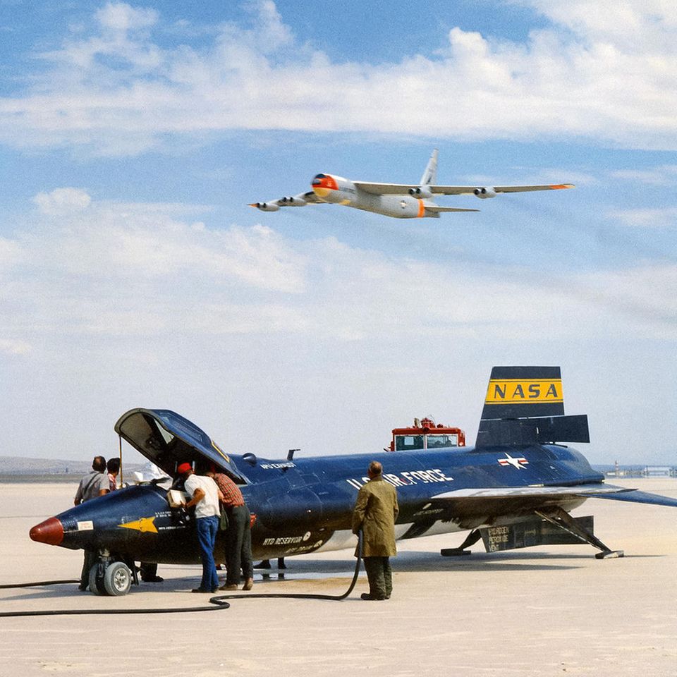 Bild 1 von 12 der Fotostrecke zum Klicken:  Ein “Balls Three” überfliegt eine X-15 im Jahr 1961. Mit drei X-15 wurden 199 Testflüge durchgeführt, um an die Grenze der Atmosphäre vorzustoßen.