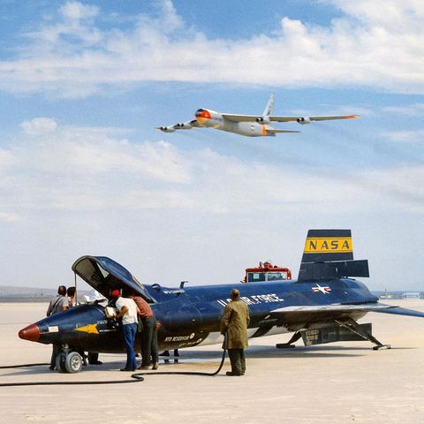 Bild 1 von 12 der Fotostrecke zum Klicken:  Ein "Balls Three" überfliegt eine X-15 im Jahr 1961. Mit drei X-15 wurden 199 Testflüge durchgeführt, um an die Grenze der Atmosphäre vorzustoßen.