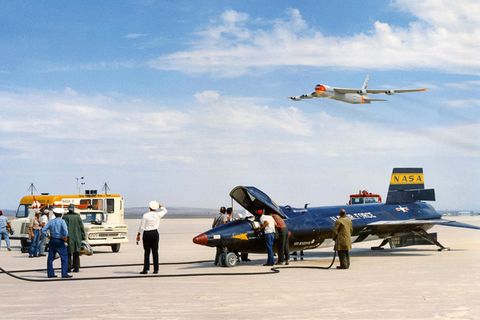 Bild 1 von 12 der Fotostrecke zum Klicken:  Ein "Balls Three" überfliegt eine X-15 im Jahr 1961. Mit drei X-15 wurden 199 Testflüge durchgeführt, um an die Grenze der Atmosphäre vorzustoßen.