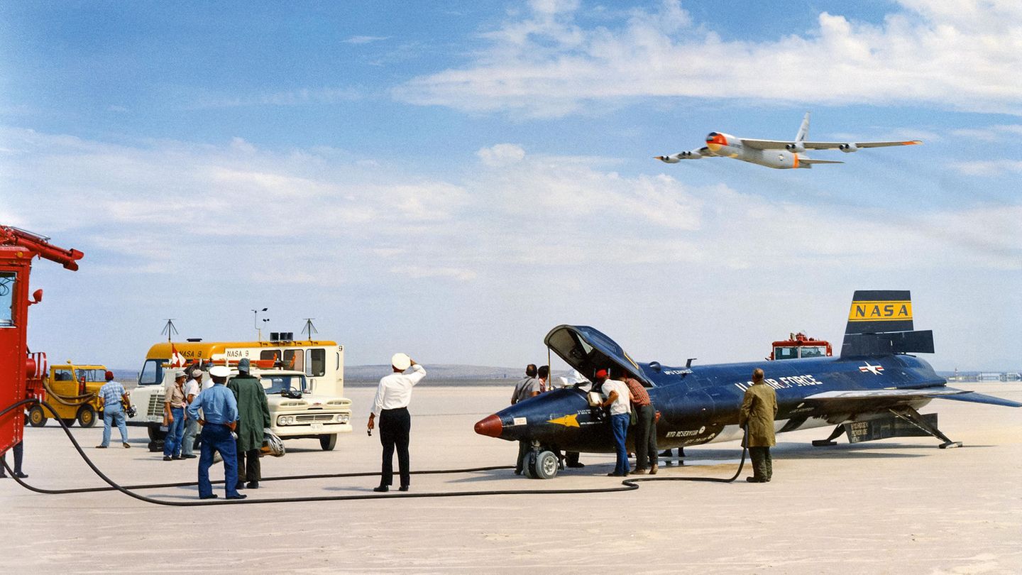 Bild 1 von 12 der Fotostrecke zum Klicken:  Ein “Balls Three” überfliegt eine X-15 im Jahr 1961. Mit drei X-15 wurden 199 Testflüge durchgeführt, um an die Grenze der Atmosphäre vorzustoßen.