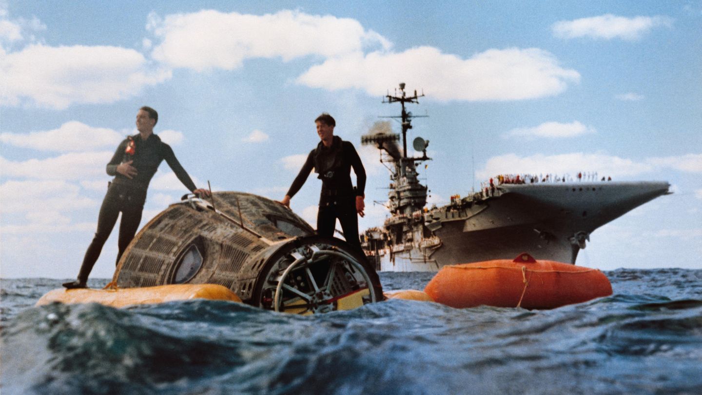 Im Gegensatz zur den Russen, deren Weltraumkapseln auf dem Land niedergingen, landeten die US-Astronauten stets auf dem Wasser – wie hier die Crew der Gemini-6a-Mission