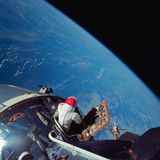 Foto vom März 1969 aus dem Mondlandemodul: Pilot Dave Scott öffnet die Luke von Apollo 9 und soll noch in der Erdumlaufbahn einige der Raumanzug-Systeme testen, die bei der späteren Mondlandung Verwendung finden