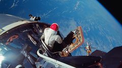 Foto vom März 1969 aus dem Mondlandemodul: Pilot Dave Scott öffnet die Luke von Apollo 9 und soll noch in der Erdumlaufbahn einige der Raumanzug-Systeme testen, die bei der späteren Mondlandung Verwendung finden
