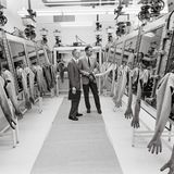 Der Kommandant von Apollo 11, Michael Collins, inspiziert das Receiving Laboratory der Nasa in Houston. Hier werden die gesammelten Gesteinsproben vom Mond analysiert. Stickstoff schützt das Material vor versehentlicher Korrosion in der sauerstoffreichen Luft der Erde.