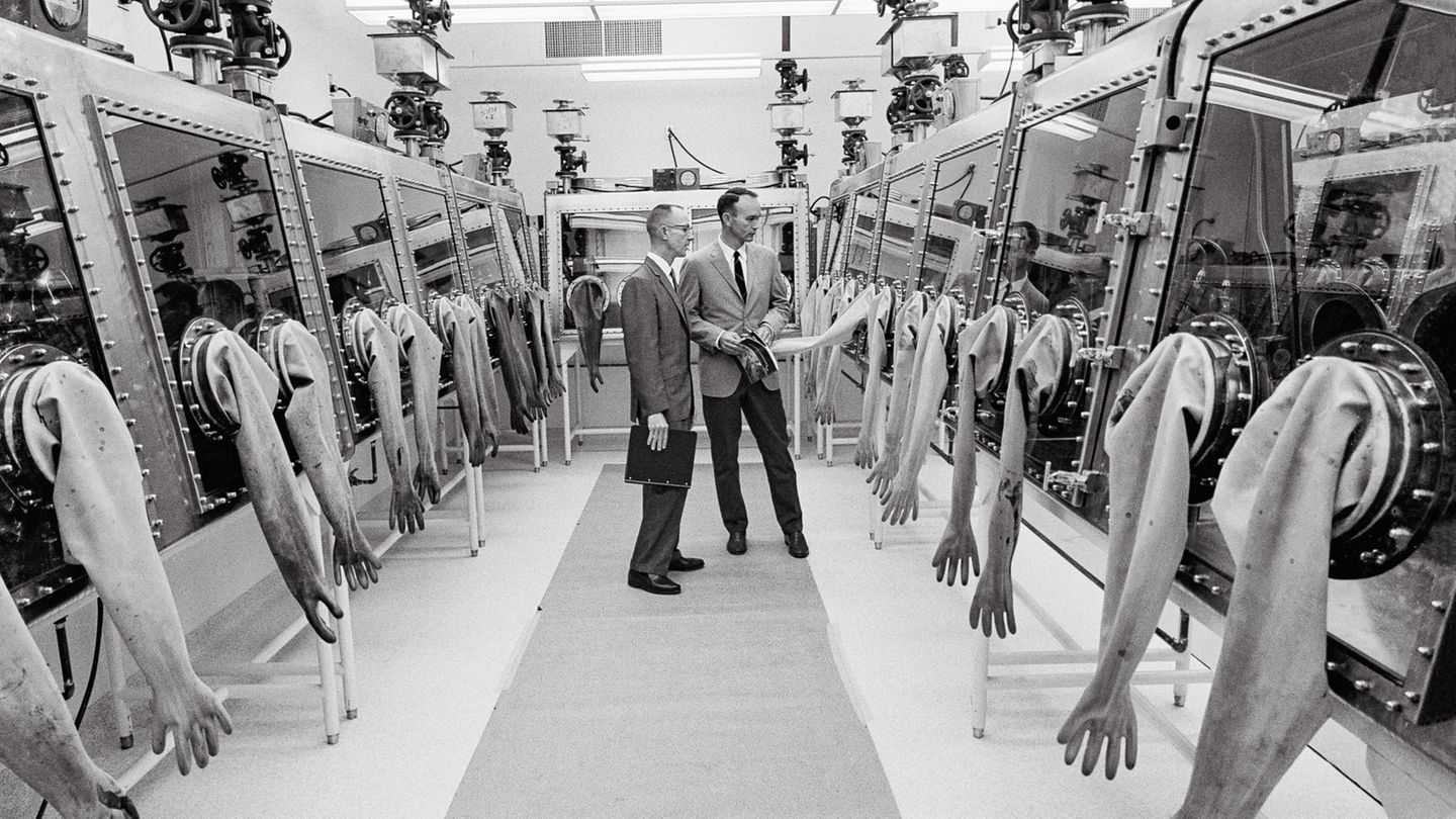 Der Kommandant von Apollo 11, Michael Collins, inspiziert das Receiving Laboratory der Nasa in Houston. Hier werden die gesammelten Gesteinsproben vom Mond analysiert. Stickstoff schützt das Material vor versehentlicher Korrosion in der sauerstoffreichen Luft der Erde.