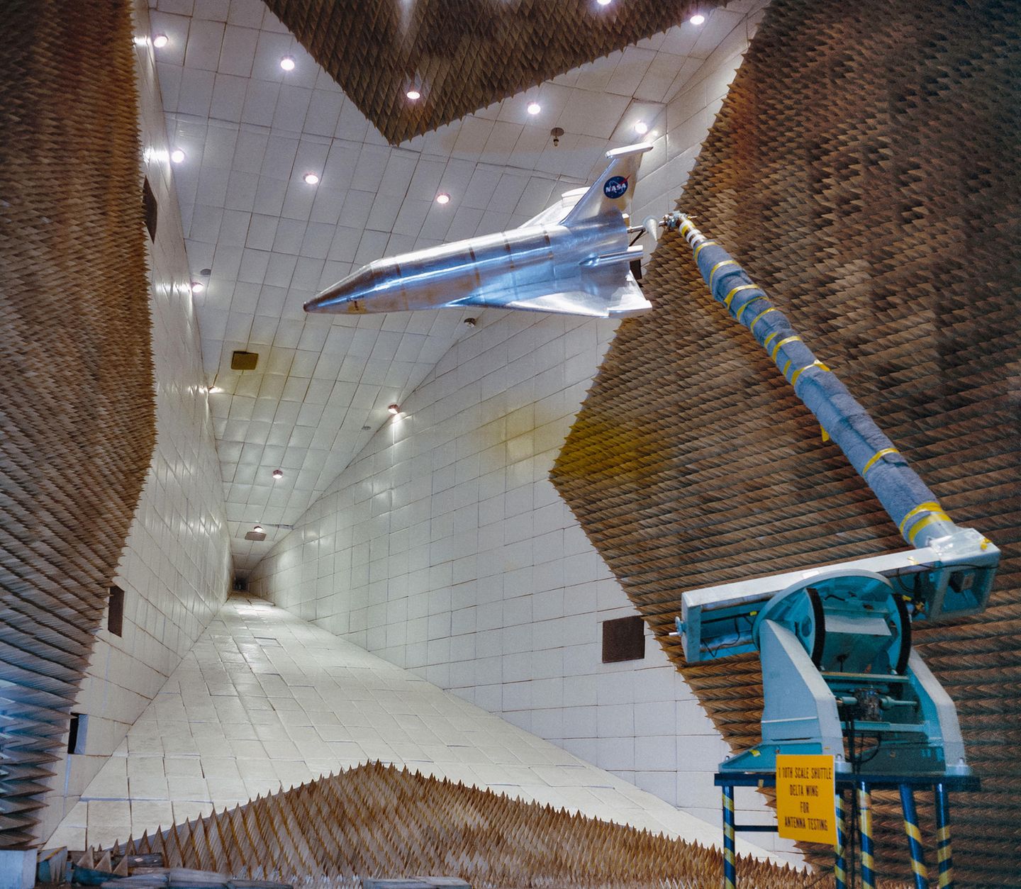 Die Anechoic Chambers der Nasa sind ein reflexionsarmer Raum. Die Wände absorbieren fast alle Geräusche. Das Foto zeigt ein Shuttle-Modell aus dem Jahre 1972 mit Triebwerksaufsätzen an den Flügelenden.