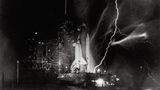 Ein Blitz schlägt vor dem ersten Start des Space Shuttle-Programms am 30. August 1983 in die Startrampe in Florida ein