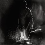 Ein Blitz schlägt vor dem ersten Start des Space-Shuttle-Programms am 30. August 1983 in die Startrampe in Florida ein.