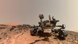 Selbstporträt des Mars Hand Lens Imagers (MAHLI) am 5. August 2015: Das Foto entstand durch überlappende Einzelbilder, die von der Kamera am Ende des sieben Meter langen Roboterarms aufgenommen wurden.