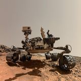 Selbstporträt des Mars Hand Lens Imagers (MAHLI) am 5. August 2015: Das Foto entstand durch überlappende Einzelbilder, die von der Kamera am Ende des sieben Meter langen Roboterarms aufgenommen wurden.