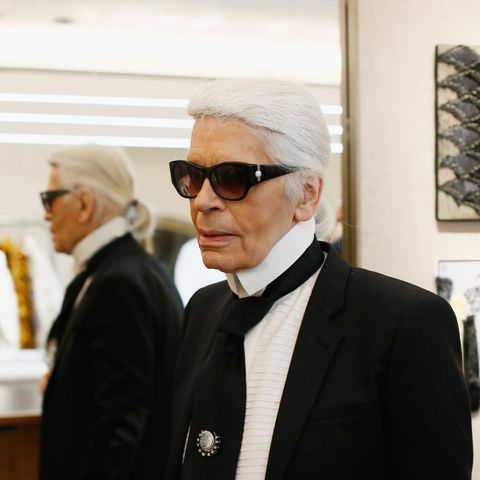 Karl Lagerfeld im Atelier vor einem Spiegel