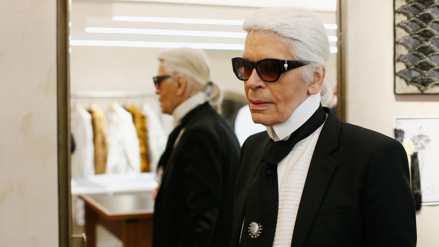 Karl Lagerfeld im Atelier vor einem Spiegel