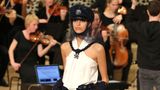 Auch viele Jahre nach Karl Lagerfelds ersten großen Erfolgen für das Modehaus blieb er seiner Linie treu. So zeigte er 2017 – während der Fashion Show in seiner Heimatstadt Hamburg – dass Tweed niemals aus der Mode kam. Statt in Form des klassischen Anzugs nutzte er den Stoff für eine Hose. Der Designer wusste immer wieder, wie er sich neu erfinden konnte ohne seinen eigenen Stil zu verlieren. 