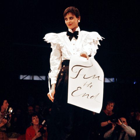 Karl Lagerfeld wurde 1983 Kreativdirektor von Chanel. Er lehnte seine Designs an die Kreationen von Coco Chanel an – nur eben moderner. Das französische Model Ines de la Fressange zeigt sich hier in einem Look der Herbst/Winter-Kollektion von 1984/1985 in Paris, einer der ersten Kollektionen von Karl Lagerfeld für Chanel. Sie präsentiert einen klassischen, aber trotzdem spannenden Chanel-Look in schwarz-weiß. Details wie Schulterpolster und Rüschen, Schleife und die großen Perlen-Ohrringe sind charakteristisch für das Modehaus.