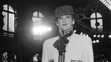 Auch in den Folgejahren zeigt sich Model und Lagerfeld-Muse Ines de la Fressange in den Kreationen des Designers auf dem Laufsteg. Hier in dem wohl größten Klassiker des Modezars: einem Tweedanzug. Die Perlen-Accessoires und Handschuhe runden diesen und viele weitere Chanel-Looks von Lagerfeld ab. Das Outfit stammt aus der Herbst/Winter-Kollektion von 1985. 