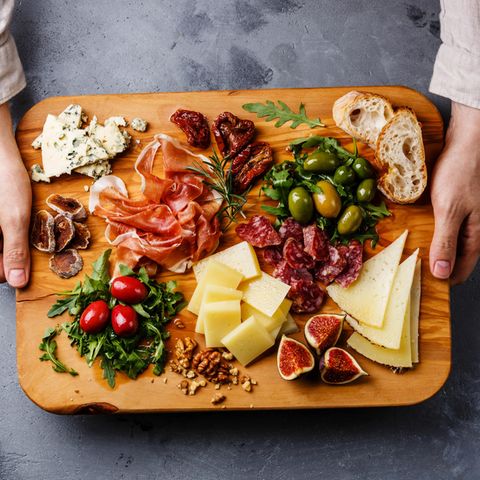Fasten: Ein Kellner bringt ein Tablett mit Antipasti