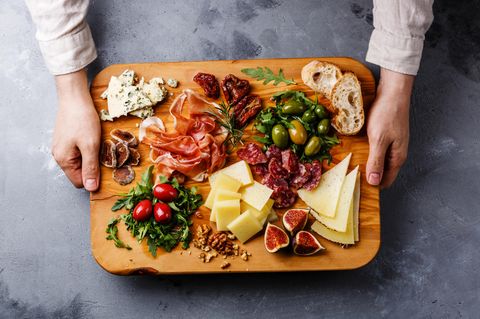 Fasten: Ein Kellner bringt ein Tablett mit Antipasti