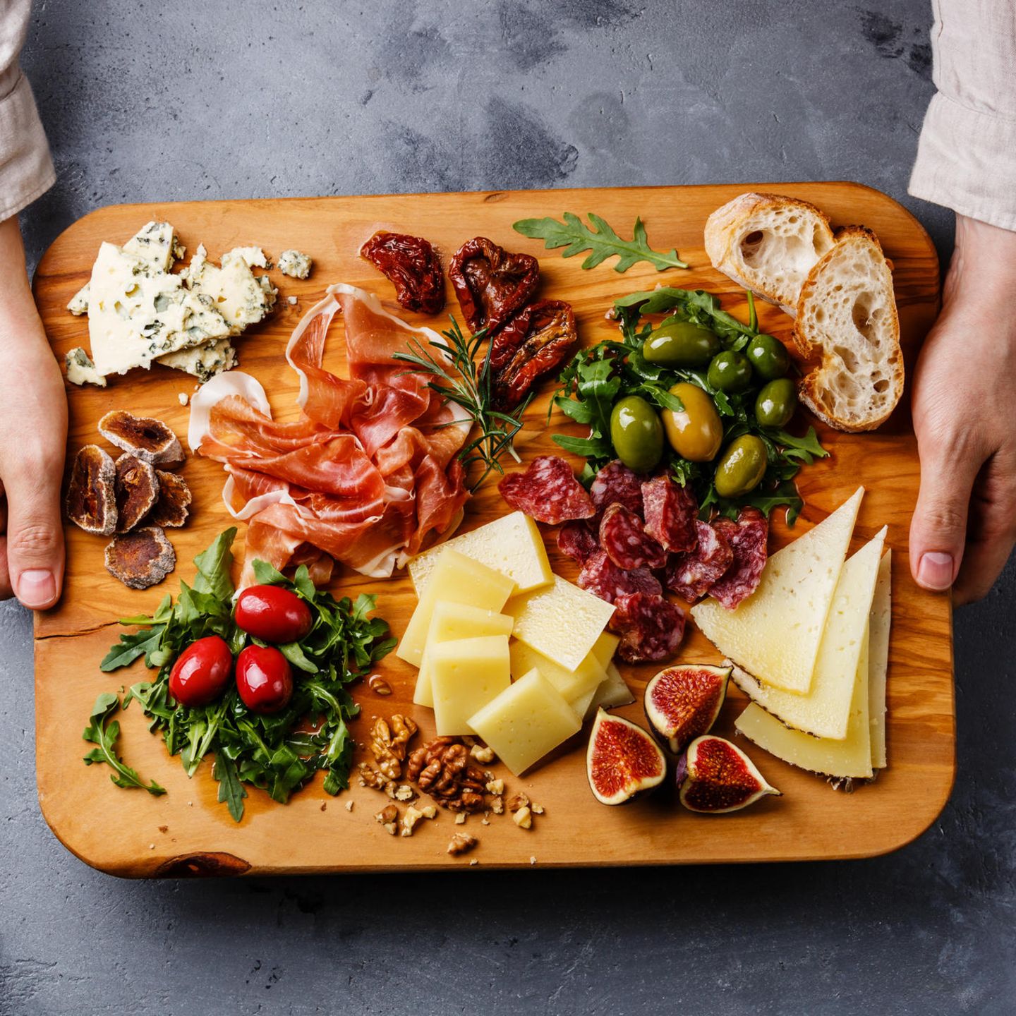 Fasten: Ein Kellner bringt ein Tablett mit Antipasti