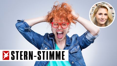 Junge Frau zerwuschelt schreiend ihre Haare