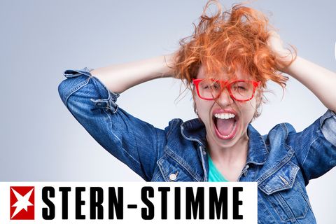 Junge Frau zerwuschelt schreiend ihre Haare
