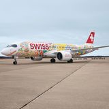 Neues Gewand für einen in Genf stationierten Airbus A220-300 der Swiss: Anlass ist die "Fête des Vignerons", ein Schweizer Weinfest, das nur alle 25 Jahre veranstaltet wird. Der Künstler Mathias Forbach - alias Fichtre – schuf im Februar 2019 eine weitere Sonderlackierung für einen Jet der Swiss.