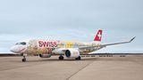 Neues Gewand für einen in Genf stationierten Airbus A220-300 der Swiss: Anlass ist die "Fête des Vignerons", ein Schweizer Weinfest, das nur alle 25 Jahre veranstaltet wird. Der Künstler Mathias Forbach - alias Fichtre – schuf im Februar 2019 eine weitere Sonderlackierung für einen Jet der Swiss.